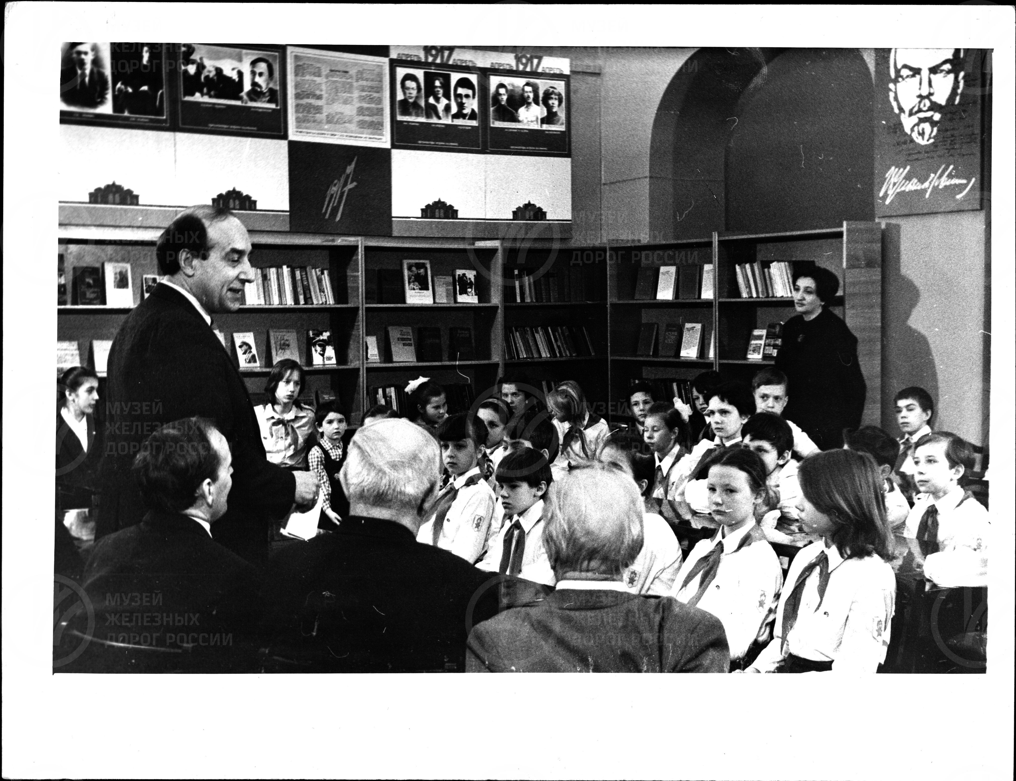 Пионеры на открытии Ленинских комнат. 1986 г., image 1