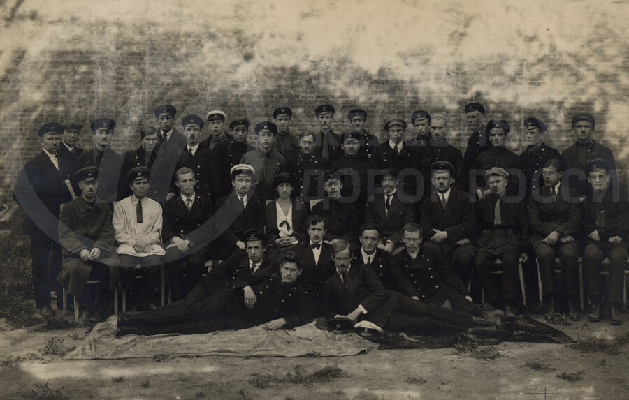 Студенты строительного факультета техникума имени Дзержинского. 1924 г.