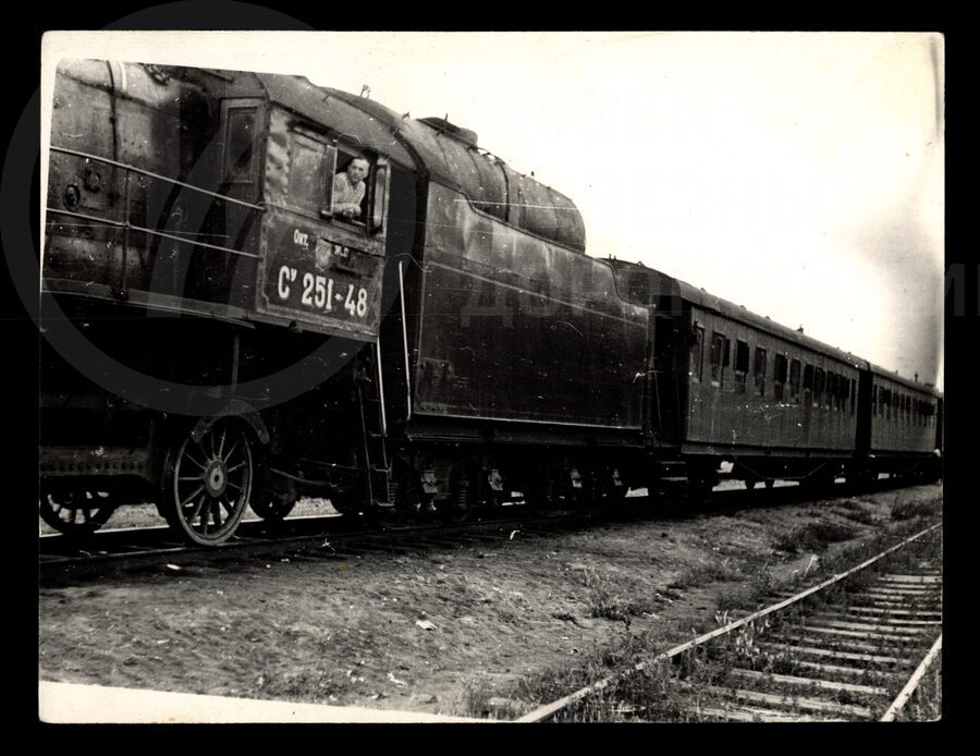 С.Ф. Степанов – машинист в будке паровоза Су 251-48. 1930-е годы