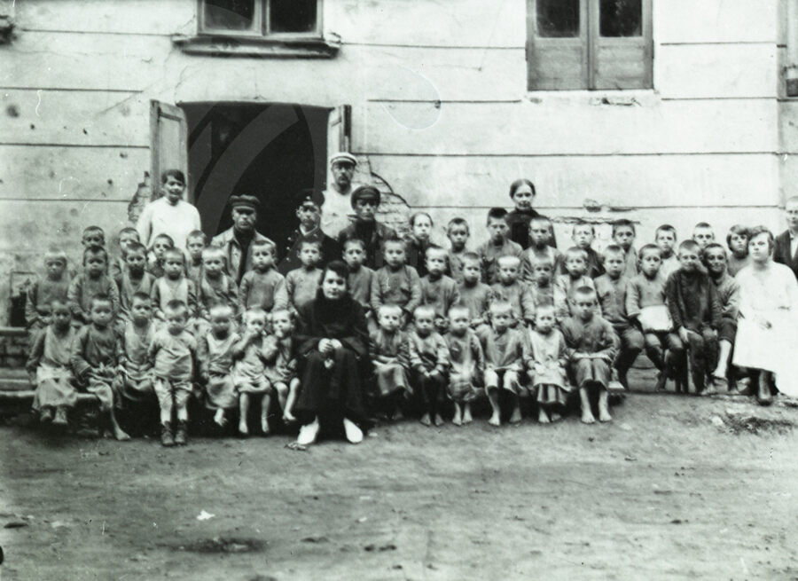 Группа беспризорных детей. 1922 г.