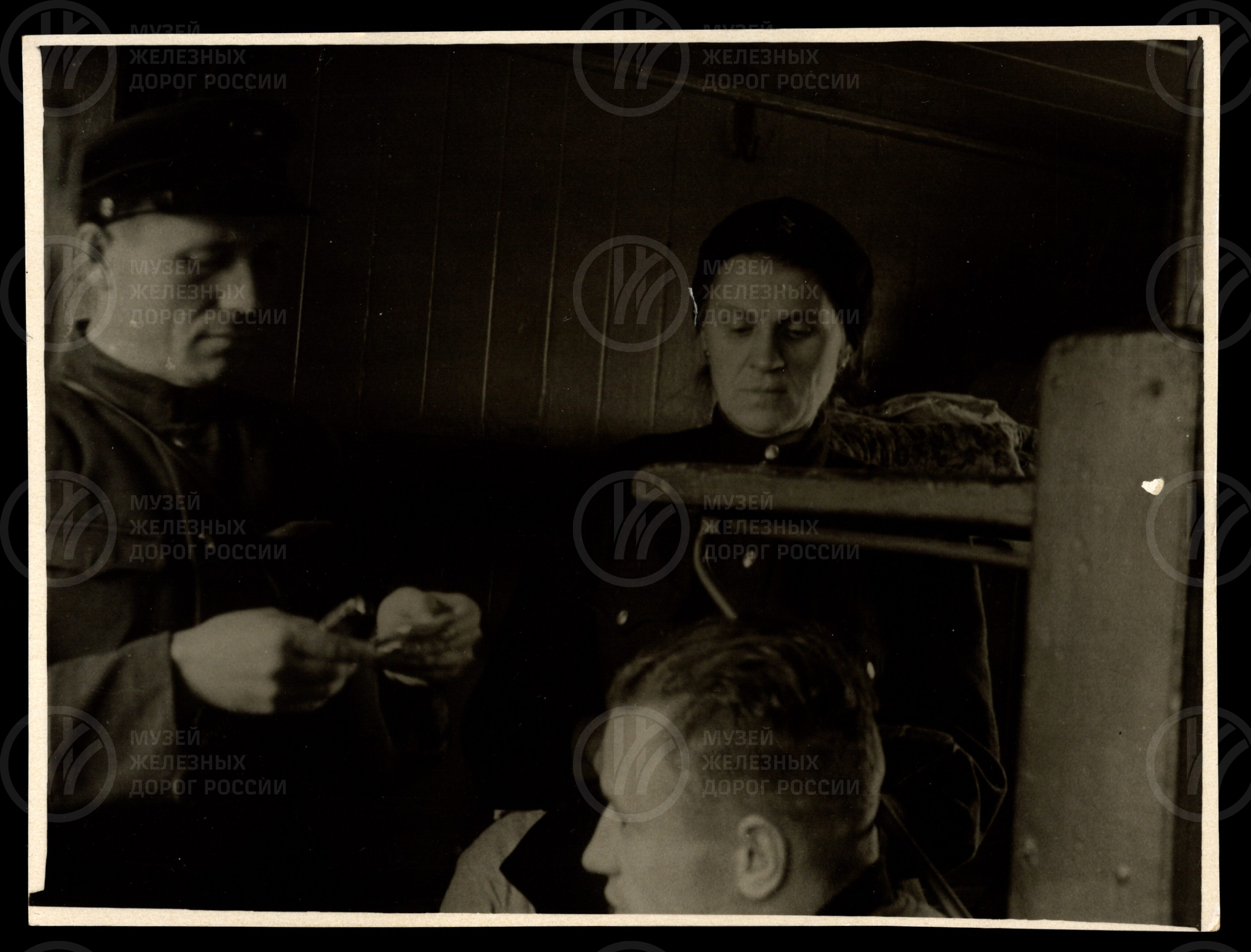 Проверка билетов в поезде. 1950-е годы, изображение 1