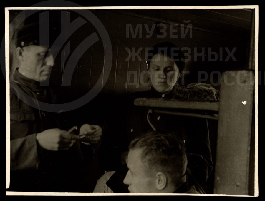 Проверка билетов в поезде. 1950-е годы