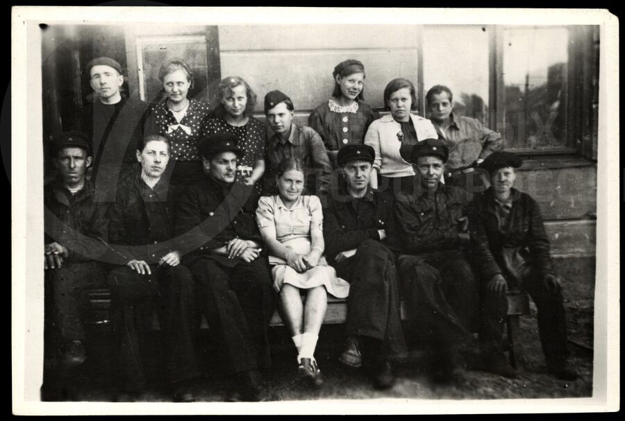 Группа работников Заготовочного цеха. 1945 г.