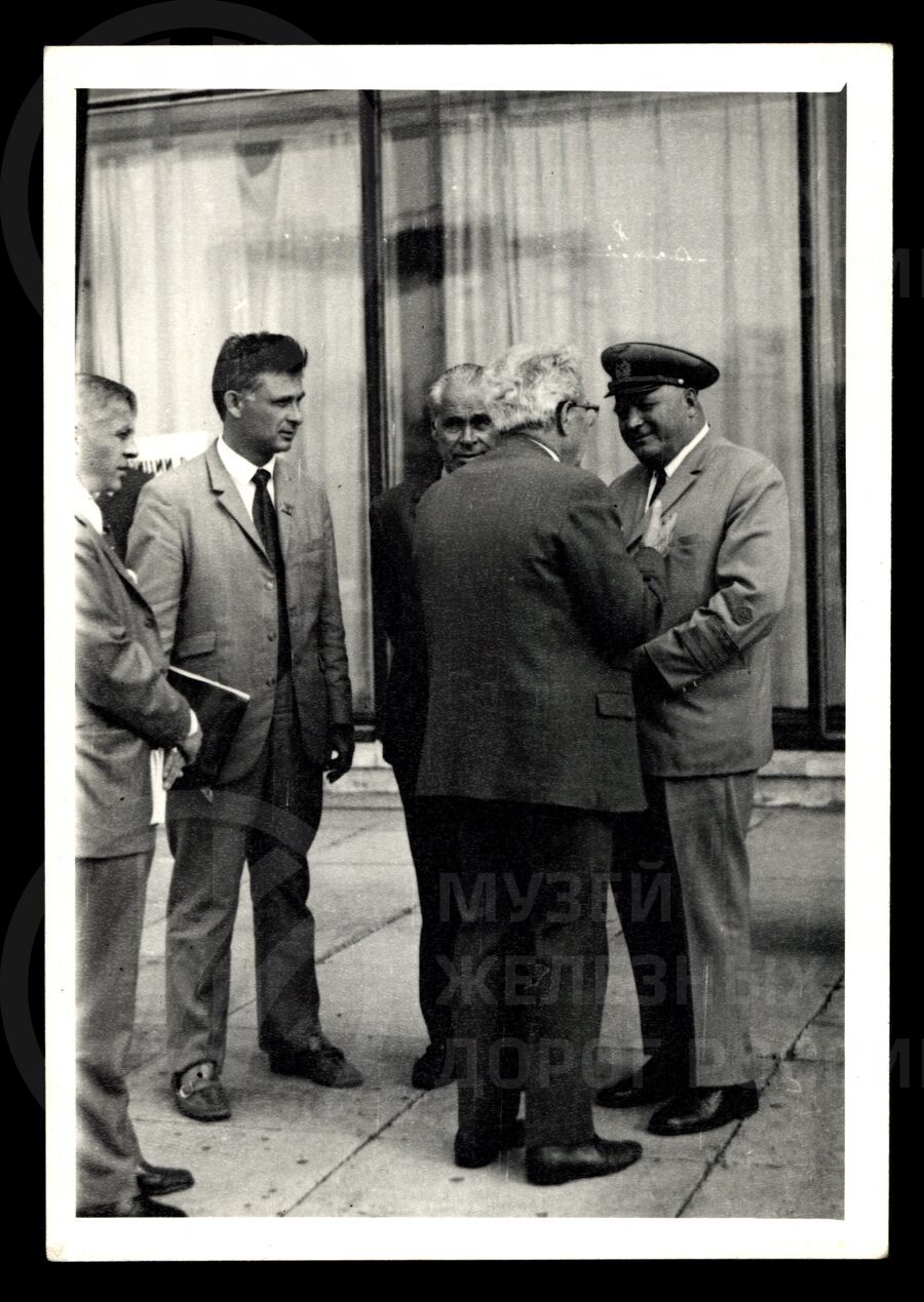 В.В. Чубаров с группой работников МПС. 1968 г.