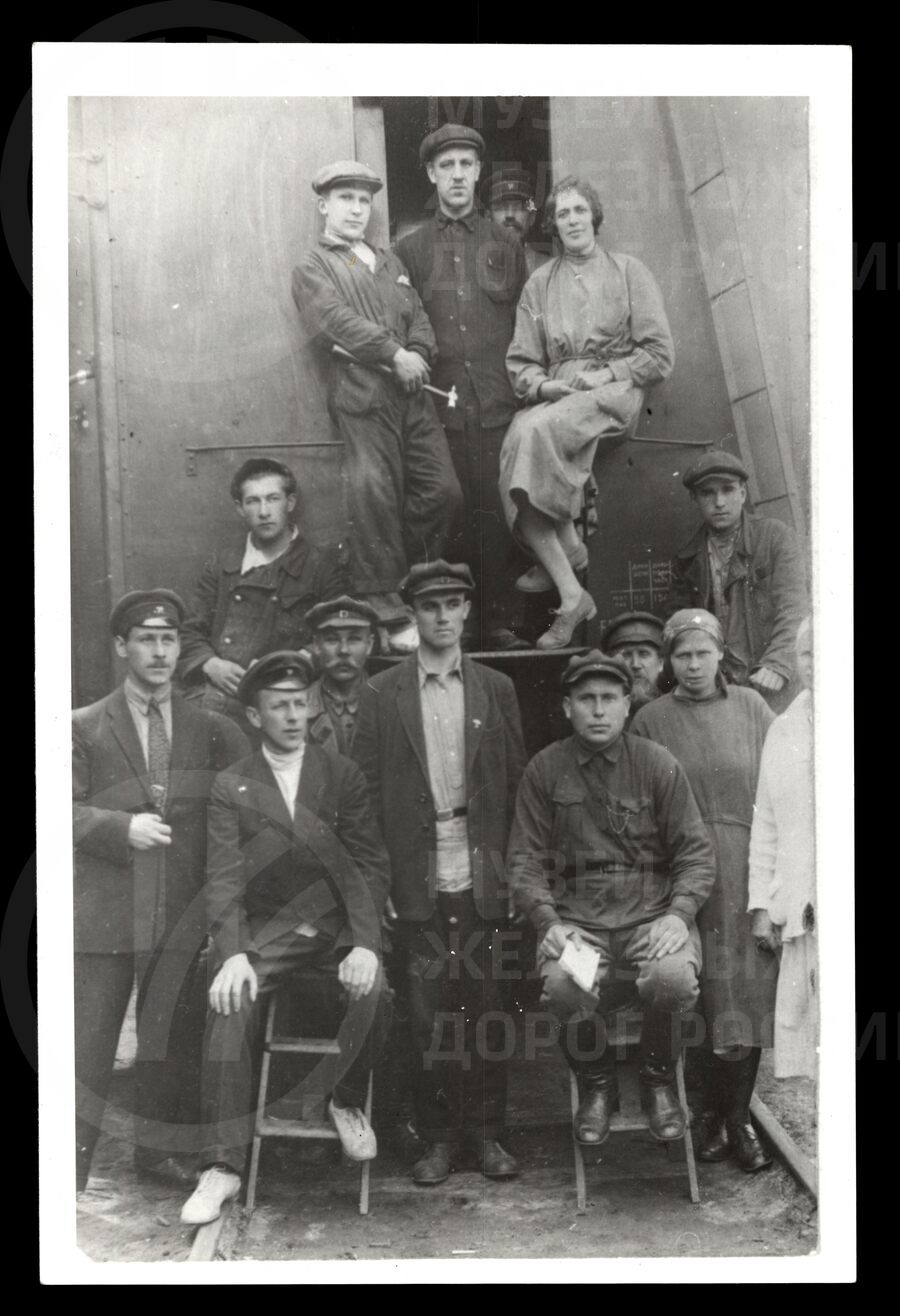 В.Н. Грусланов в группе железнодорожников. 1928 г.
