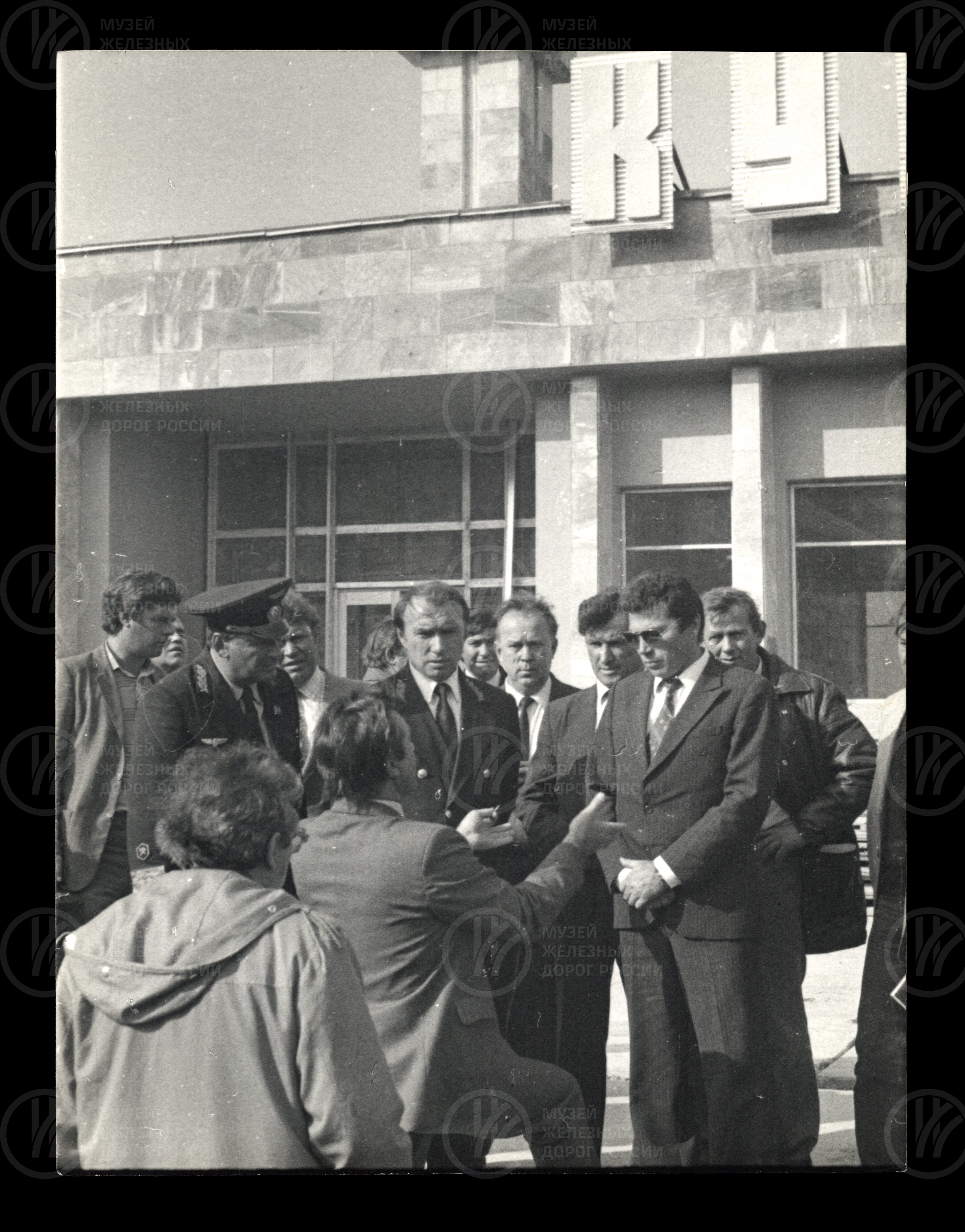В центре начальник БАМа В.А. Горбунов  в группе строителей БАМа. 1984 г., image 1