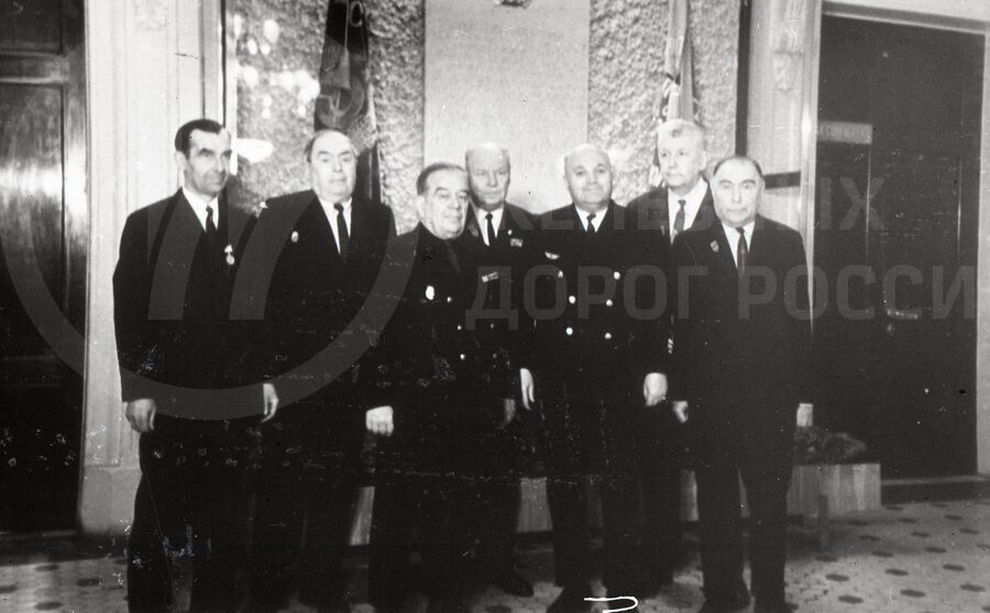 Члены совета ветеранов у памятных знамен Управления Октябрьской железной дороги