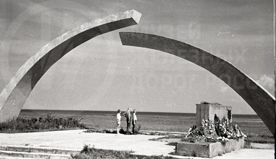 Памятник «Разорванное кольцо»