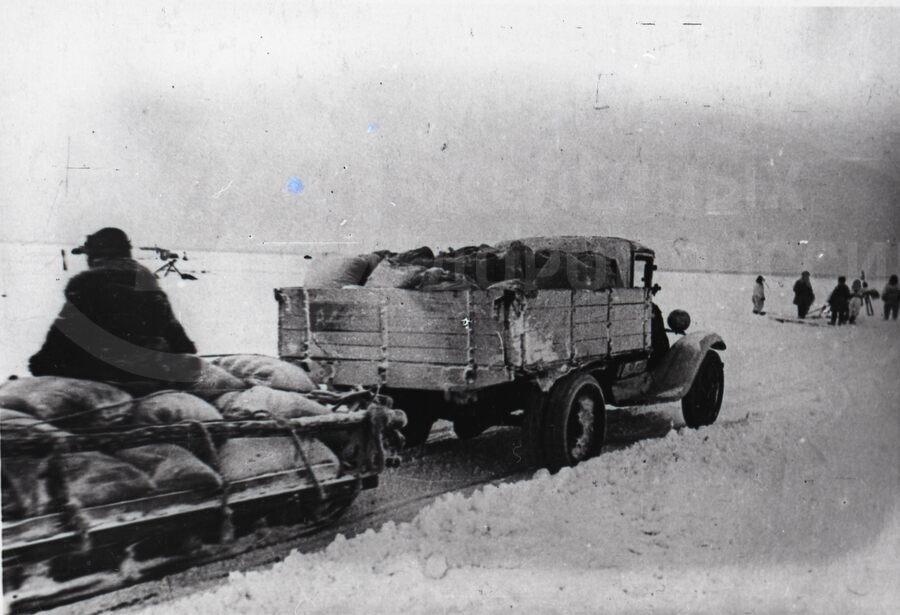На ледовой трассе. 1942 г.