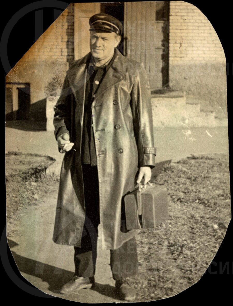 Г.В. Светов у дома. 1960–1970 гг.