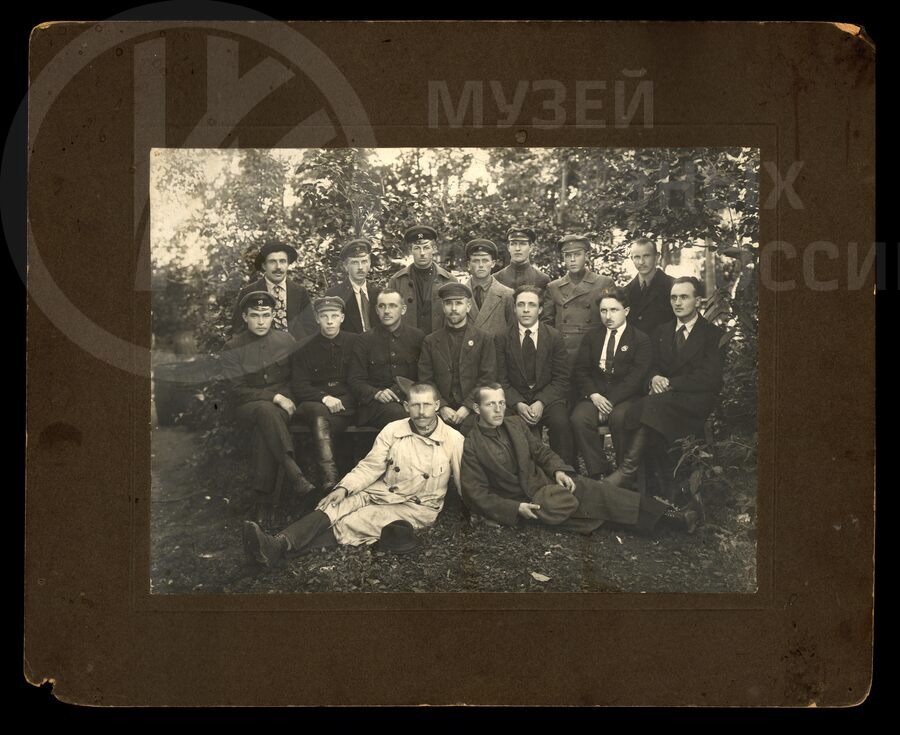 Группа железнодорожников. В центре В.М. Репин. 1920–1923 гг.