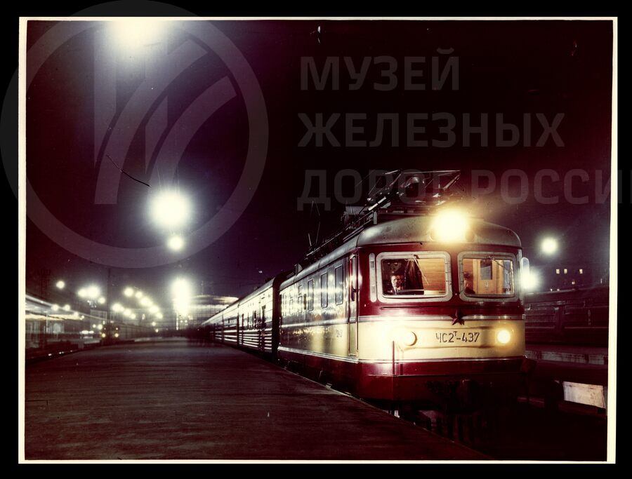 Электровоз ЧС2т-437 с пассажирским поездом у платформы Московского вокзала. 1960–1970 гг.