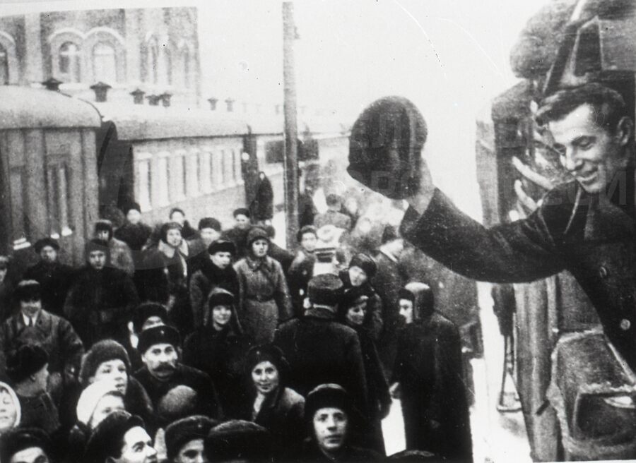 Отправление первого поезда из Ленинграда. 1943 г.