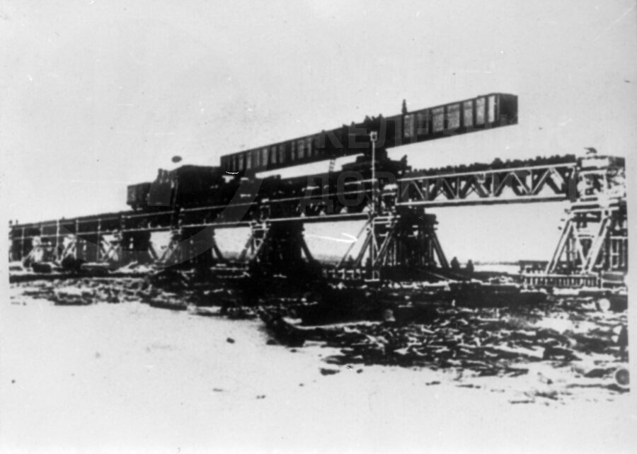 Сооружение высоководного моста через реку Неву. 1943 г.