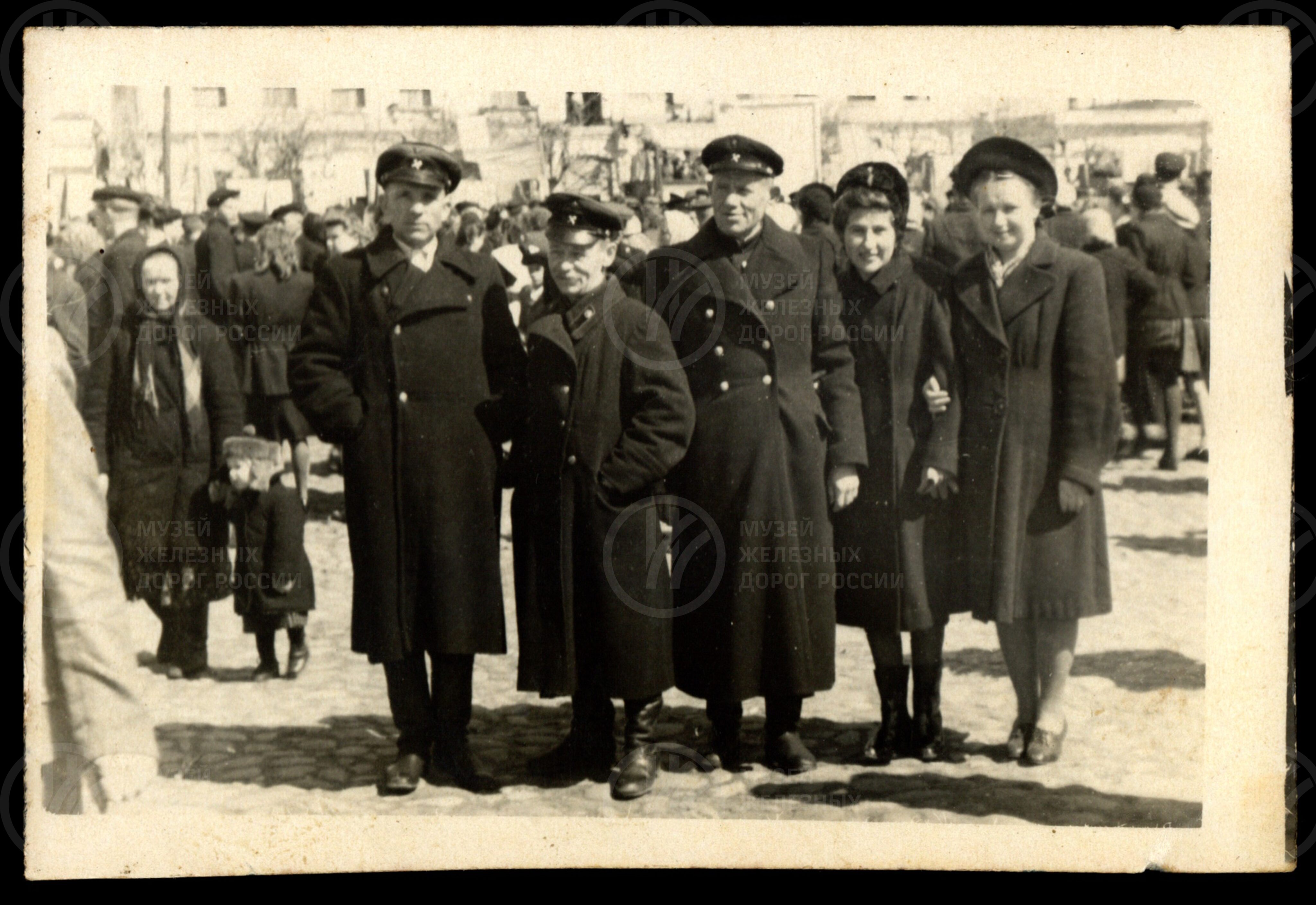 Г.Г. Борисов с женой и товарищами на демонстрации. 1948–1949 гг., image 1