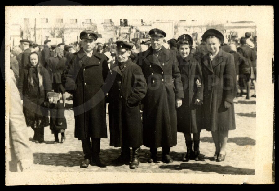 Г.Г. Борисов с женой и товарищами на демонстрации. 1948–1949 гг.