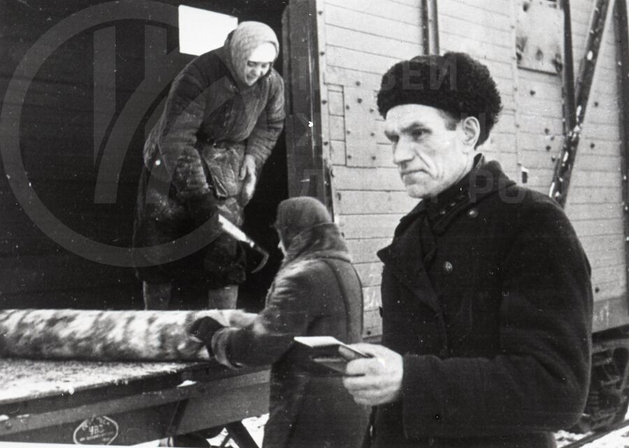 Начальник станции Моисеенко проверяет погрузку дров