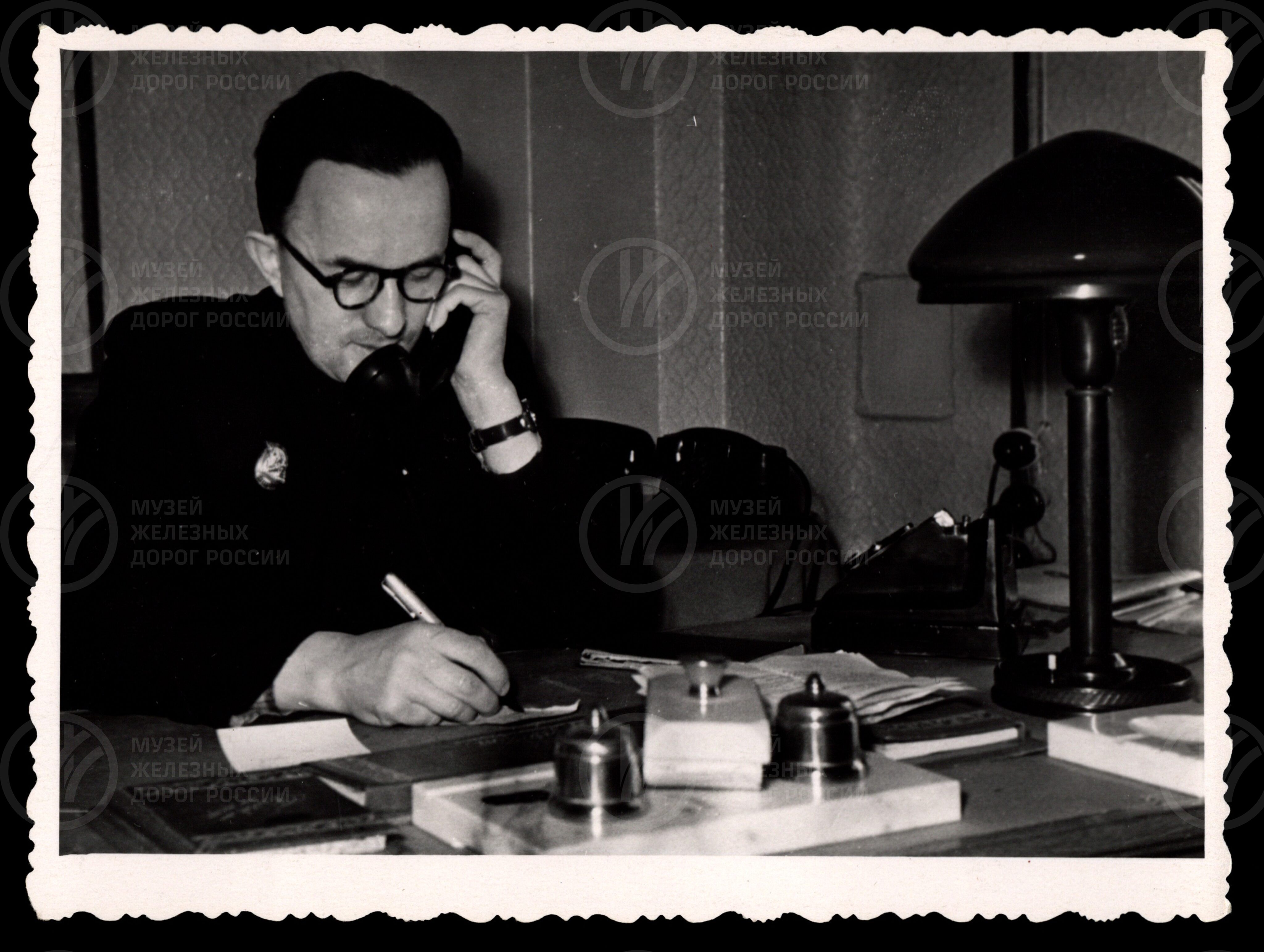 А.И. Августынюк в рабочем кабинете. 1960-е годы, изображение 1