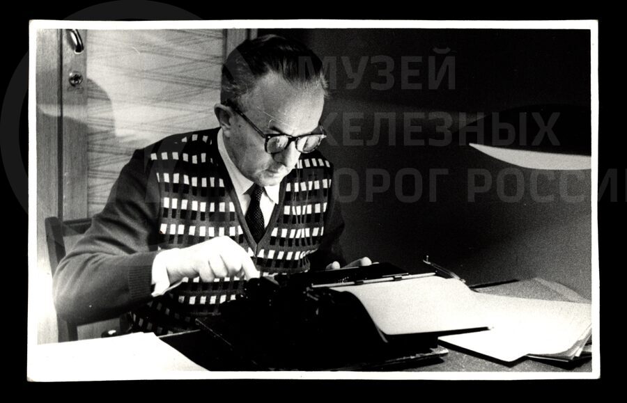 Александр Иванович Августынюк  за работой. 1970–1980 гг.
