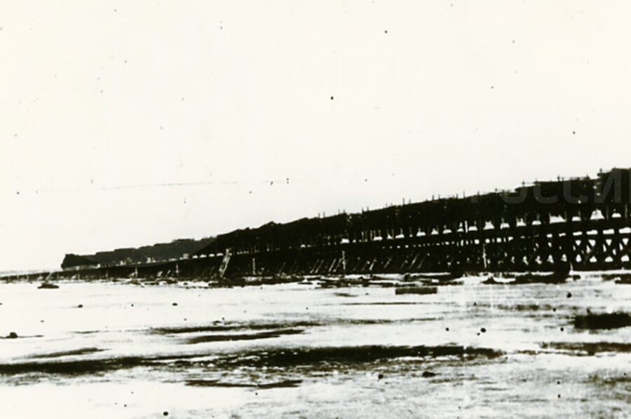 Один из первых поездов на свайно-ледовом мосту через реку Неву. 1943 г.
