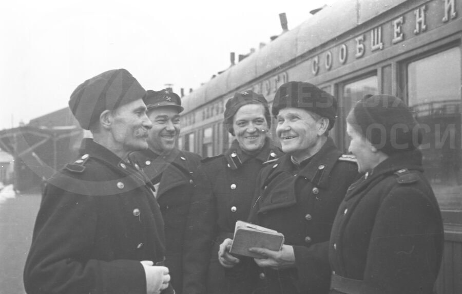 Бригада проводников «Красной стрелы». В центре Кардаш