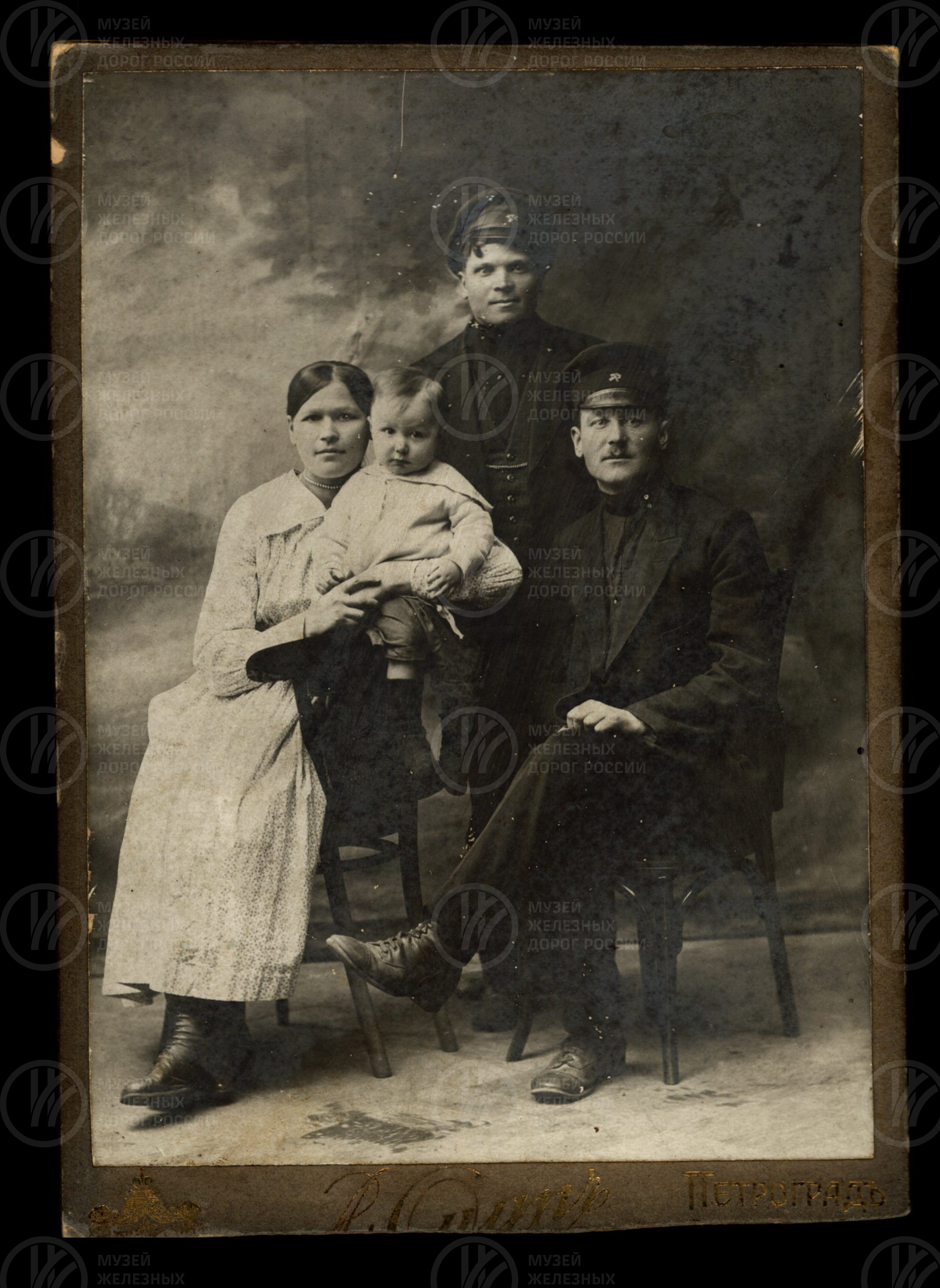 Семья железнодорожников. Ф.Ф. Федотов с женой, сыном и братом. 1922–1923 гг., image 1