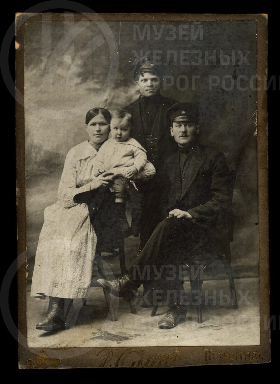 Семья железнодорожников. Ф.Ф. Федотов с женой, сыном и братом. 1922–1923 гг.