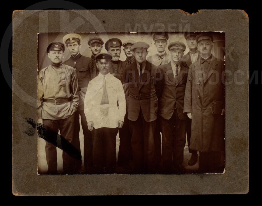 Группа работников станции Чудово. 1920-е годы