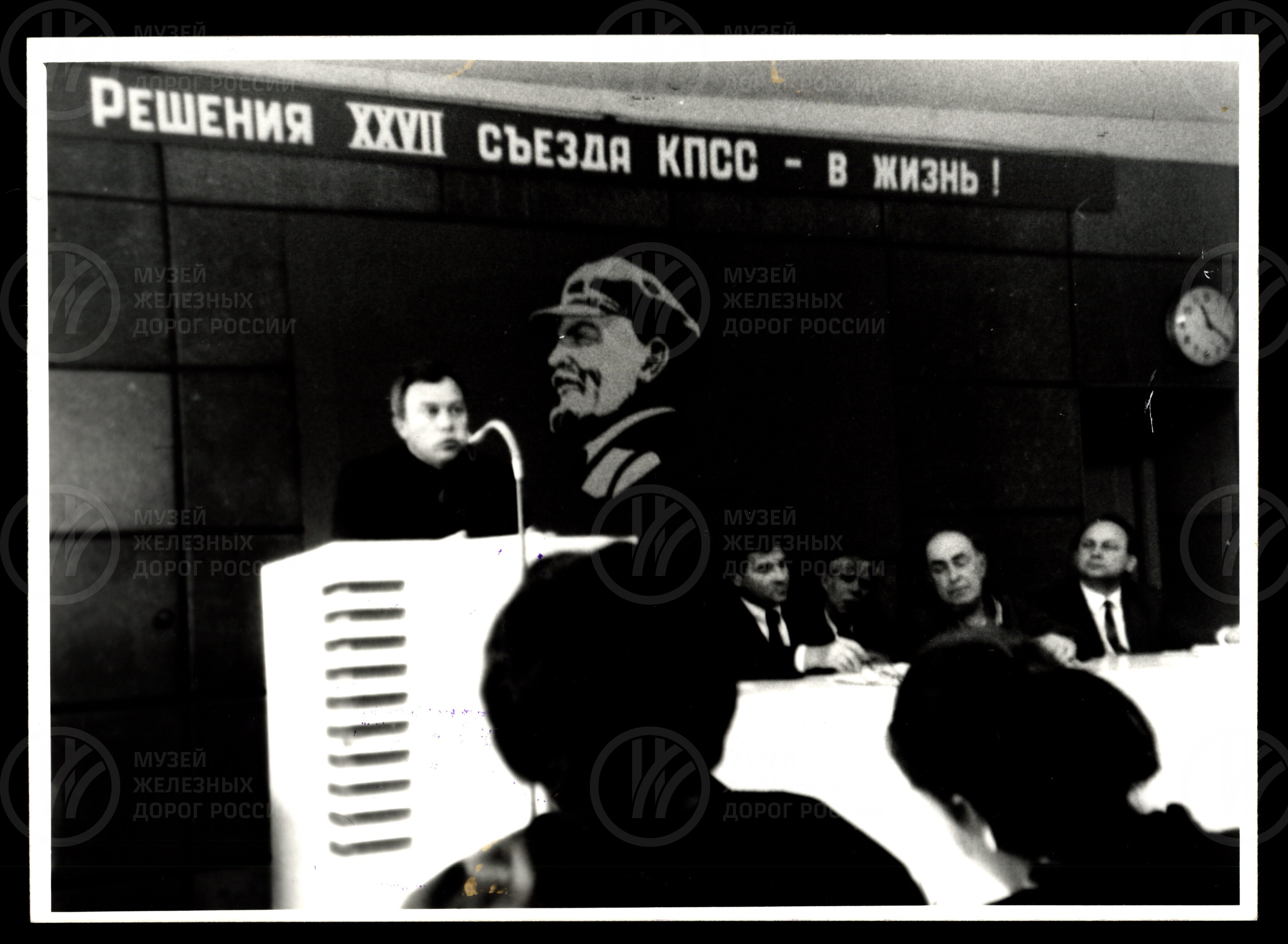 Механик секции В.В. Пичугин на конференции трудового коллектива депо ВЧД-16. 1987 г., изображение 1
