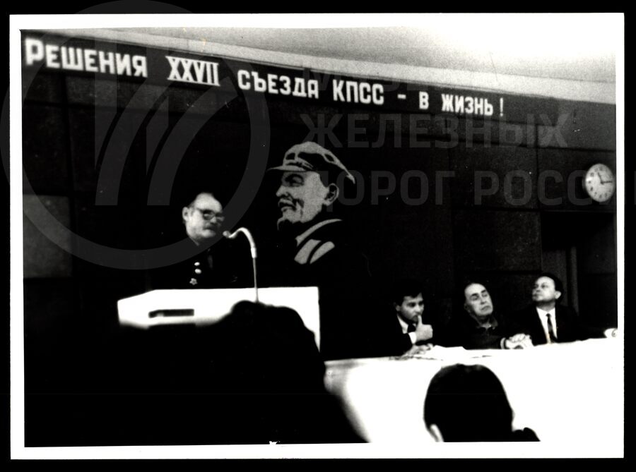 Ветеран депо И.В. Захаров на конференции трудового коллектива депо ВЧД-26. 1987 г.