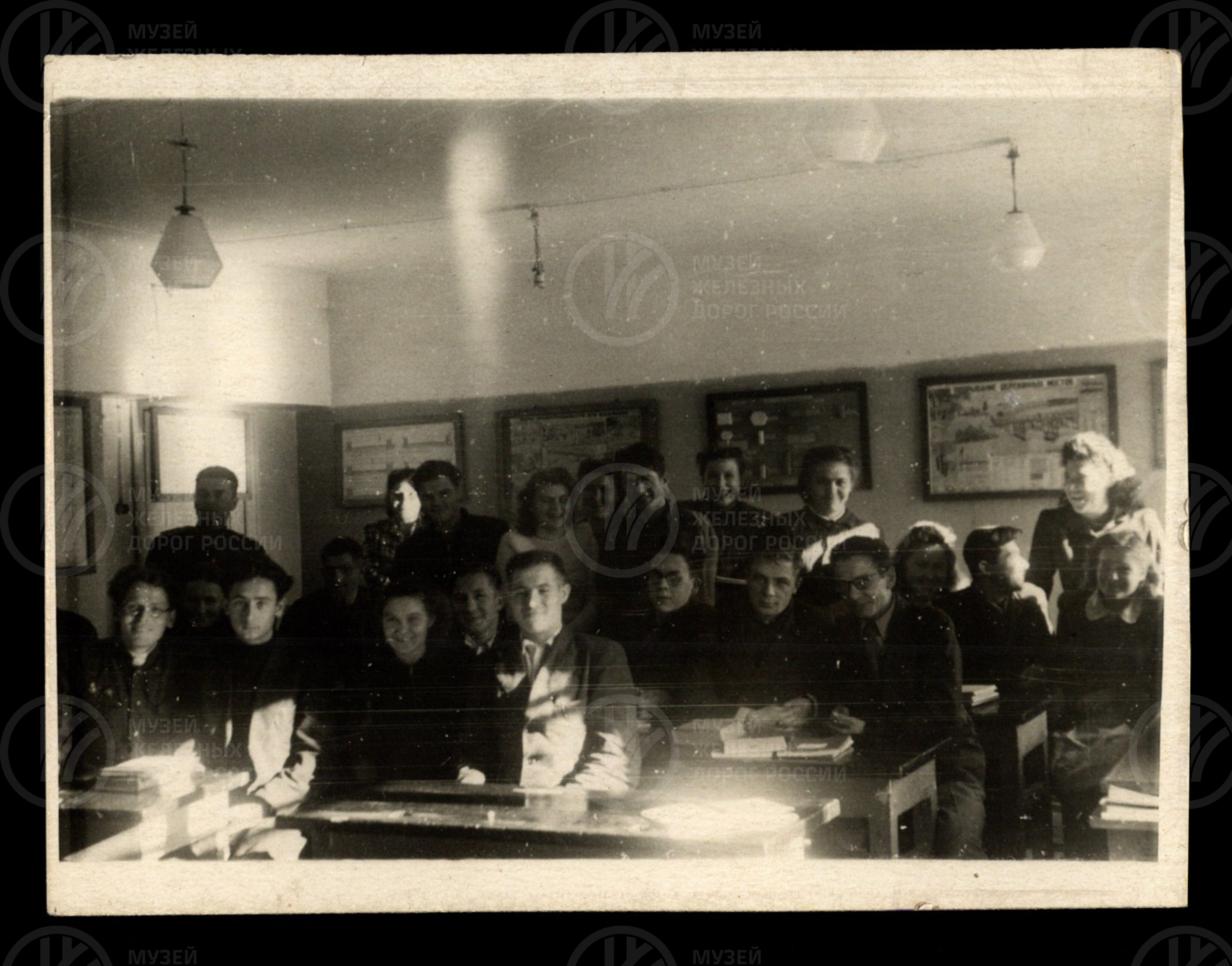 А.Ф. Петров со студентами института ЛЭТИИССа. 1948 г., image 1