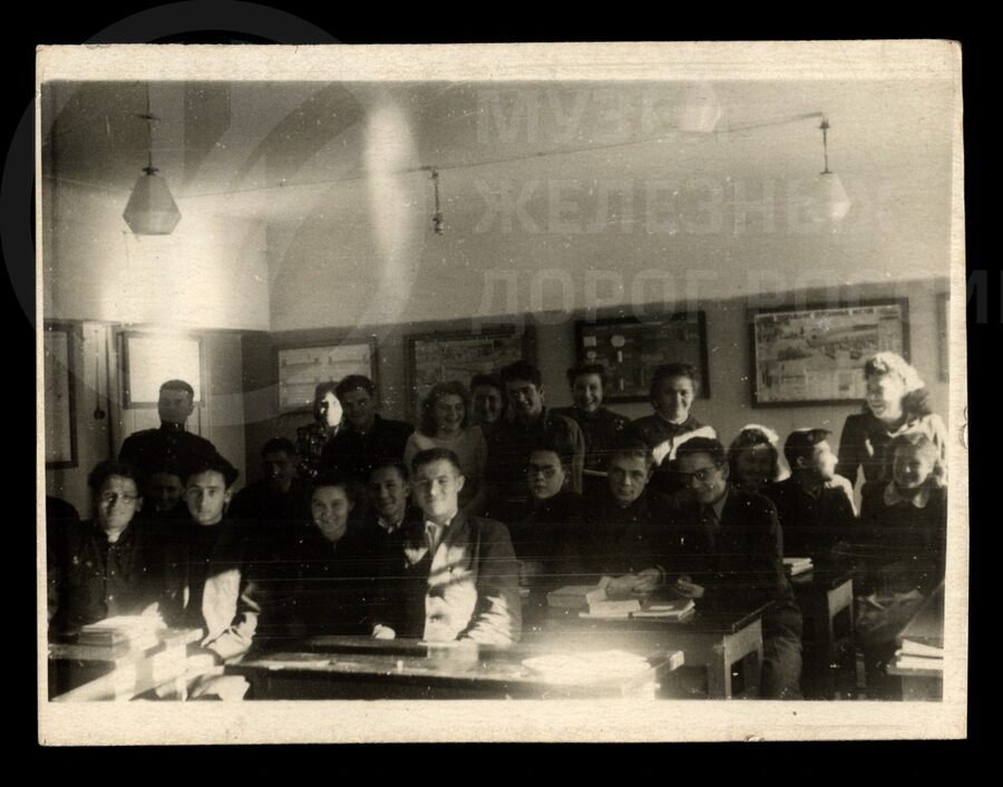 А.Ф. Петров со студентами института ЛЭТИИССа. 1948 г.
