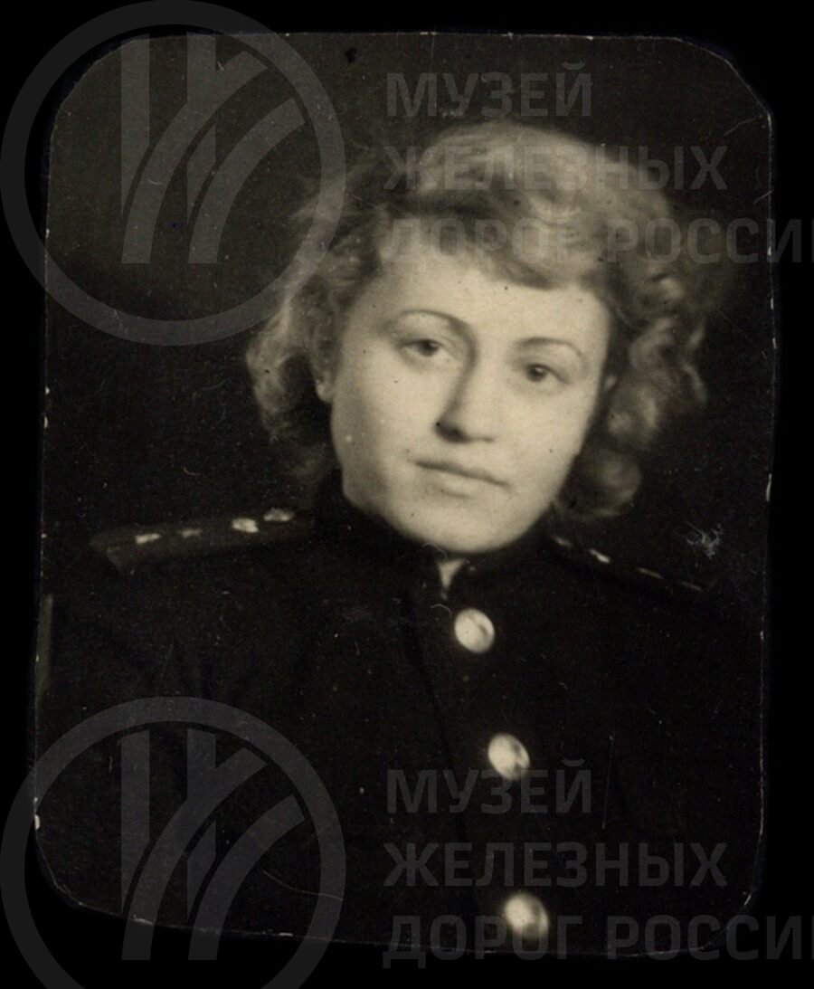 Валентина Ивановна  Хржановская – инженер-лейтенант службы движения Октябрьской железной дороги. 1945 г.