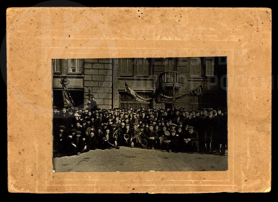 Студенты и преподаватели техникума имени Дзержинского. 1927 г.