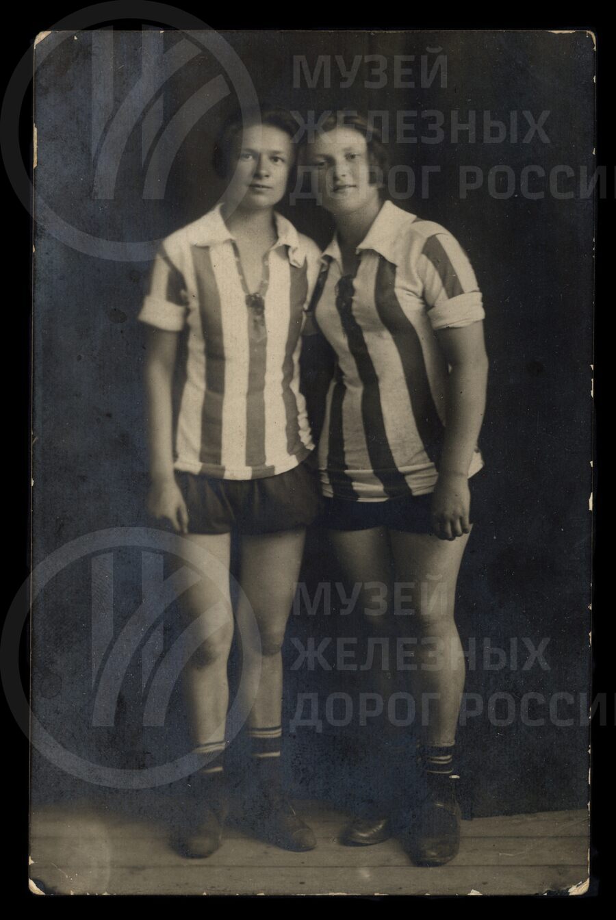 Студентки техникума  железнодорожного транспорта имени Дзержинского. В.В. Григорьева и В. Сморыга. 1927 г.
