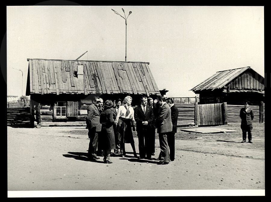 Фотография из серии «Экскурсия И.Г. Павловского в музей-заповедник. Сибирская ссылка В.И. Ленина в Шушенском». На фото И.Г. Павловский в окружении людей. 1982 г.