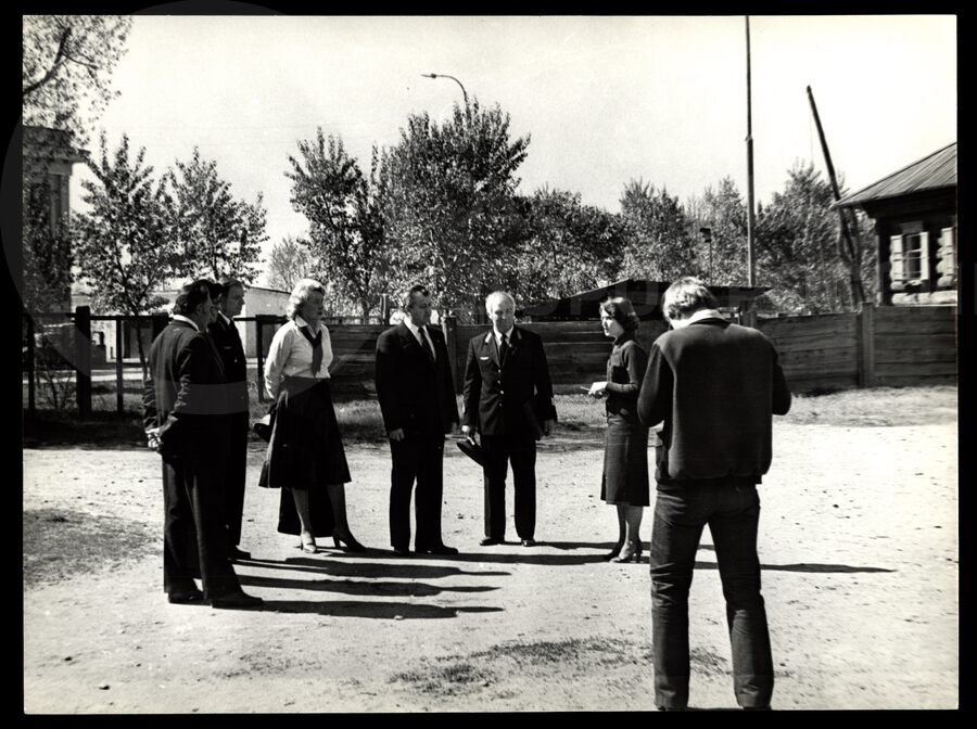 Фотография из серии «Экскурсия И.Г. Павловского в музей-заповедник. Сибирская ссылка В.И. Ленина в Шушенском». На фото И.Г. Павловский стоит рядом с Г.М. Фадеевым. 1982 г.