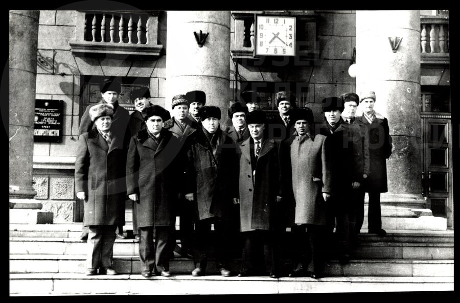 Руководящий состав Красноярской железной дороги провожает Г.М. Фадеева на работу на Октябрьскую железную дорогу. 1984 г.