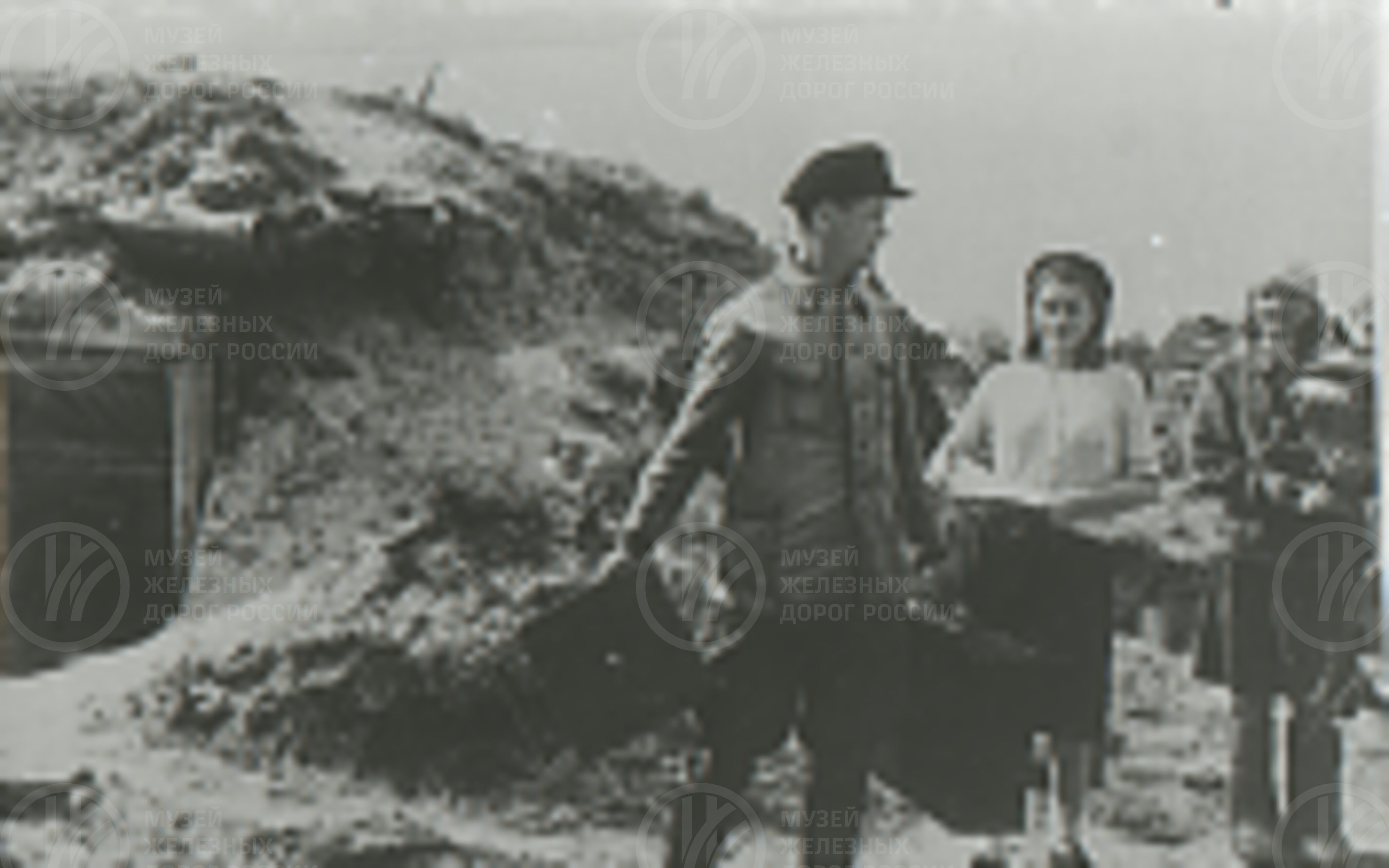 Переселение семьи Земсковых из землянки в новую квартиру. 1944 г., image 1