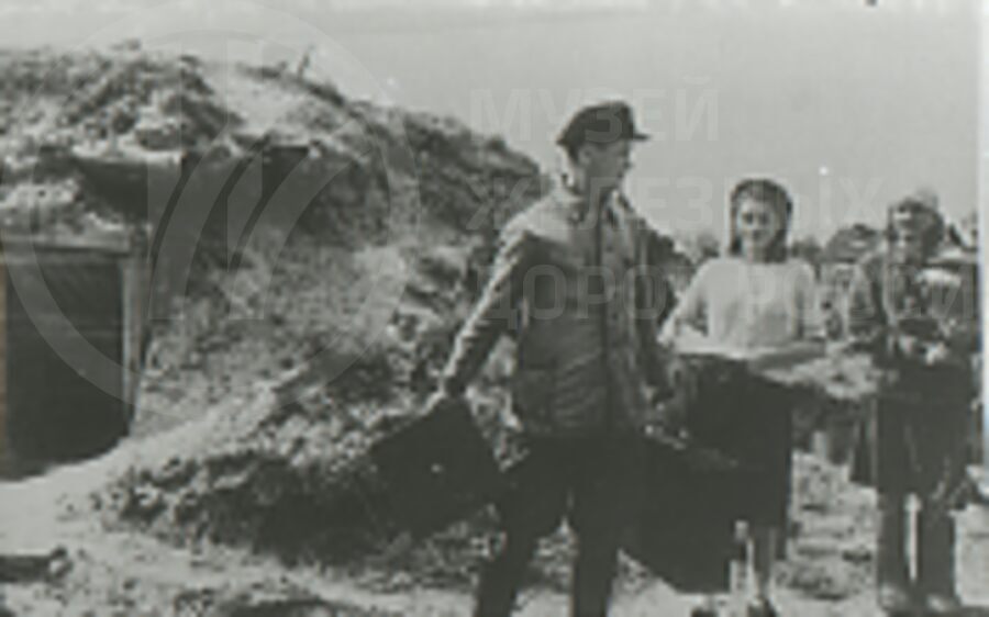 Переселение семьи Земсковых из землянки в новую квартиру. 1944 г.