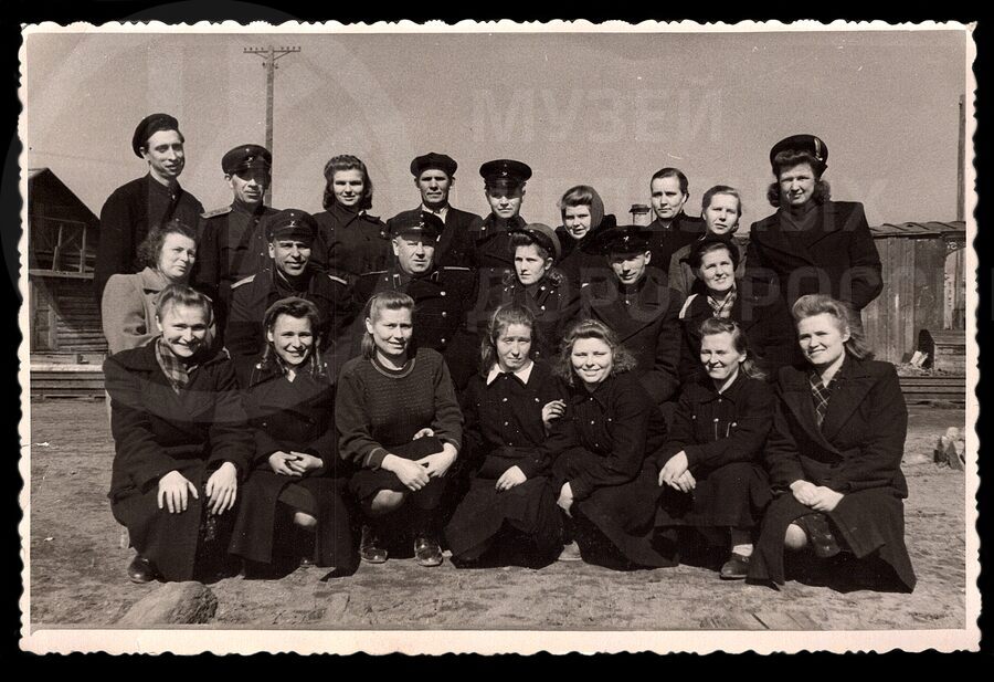 Группа железнодорожников. Во втором ряду третий слева  Ф.Ф. Галанов. 1940-е годы