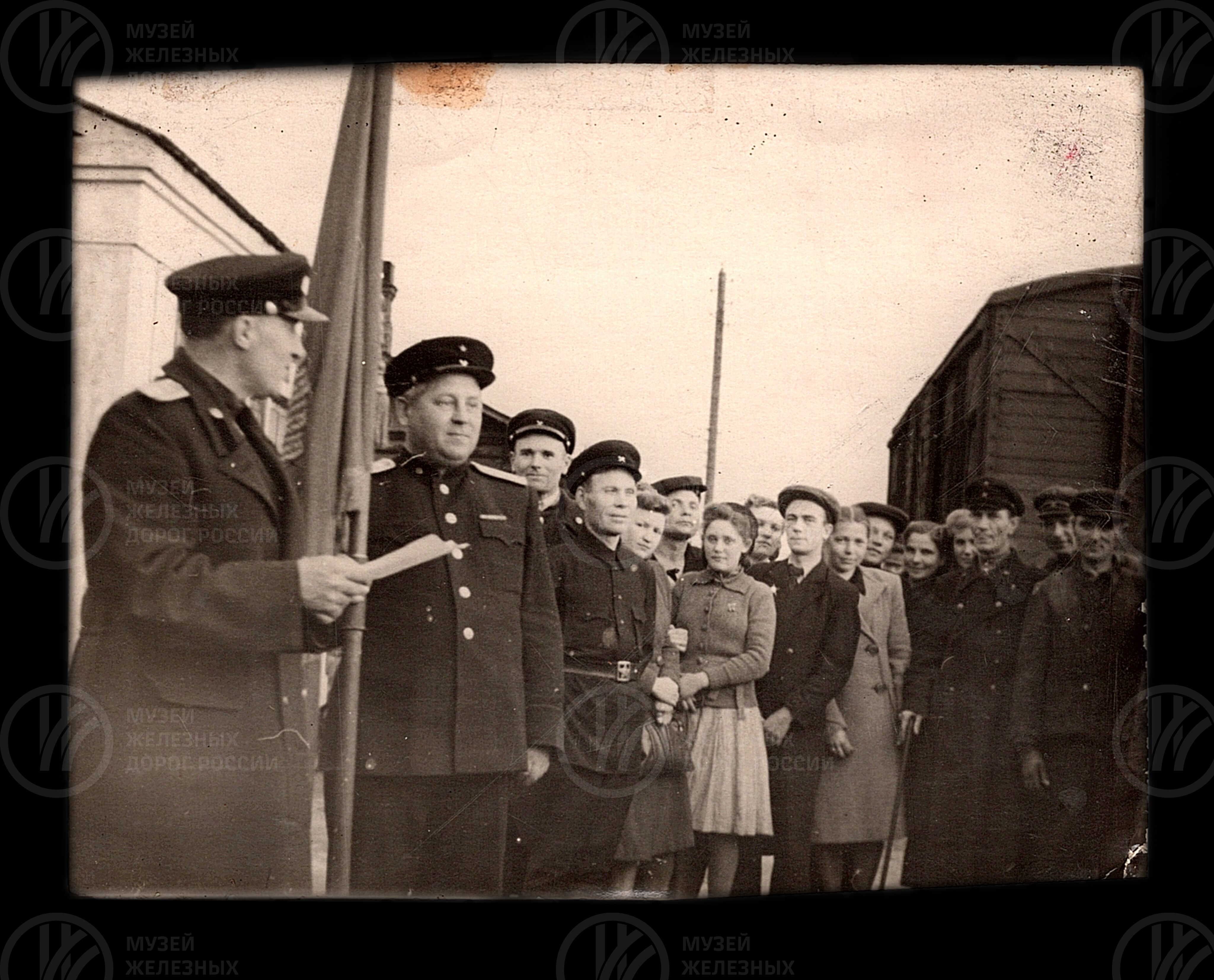Ф.Ф. Галанов. Вручение преходящего Красного Знамени. 1940-е годы, image 1