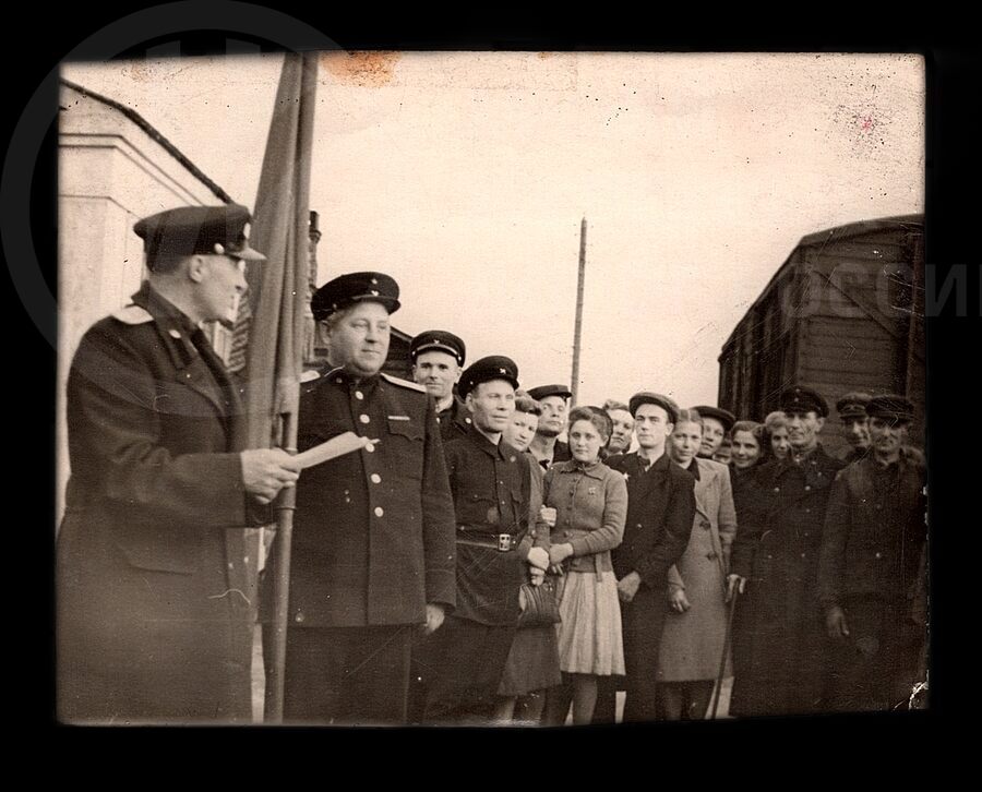 Ф.Ф. Галанов. Вручение преходящего Красного Знамени. 1940-е годы
