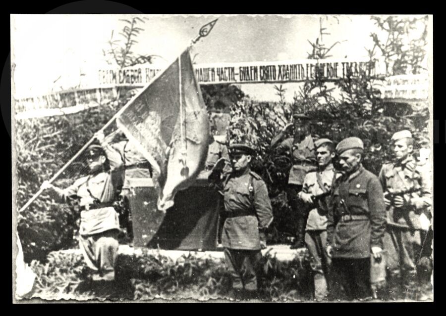 Вручение Боевого Красного Знамени 31-му батальону. 1943 г.