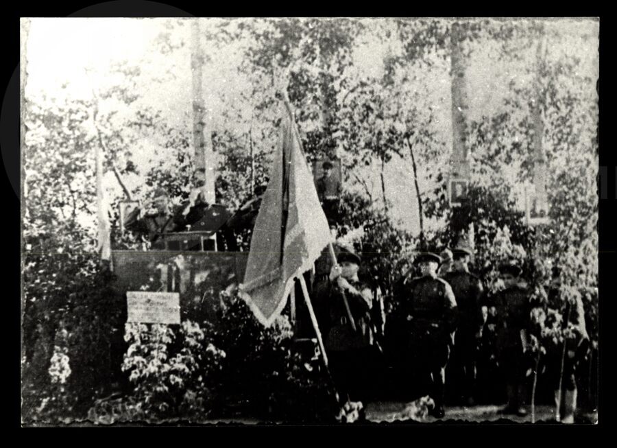 Вручение боевого Красного Знамени 33-му батальону. Воронежский фронт. 1943 г.