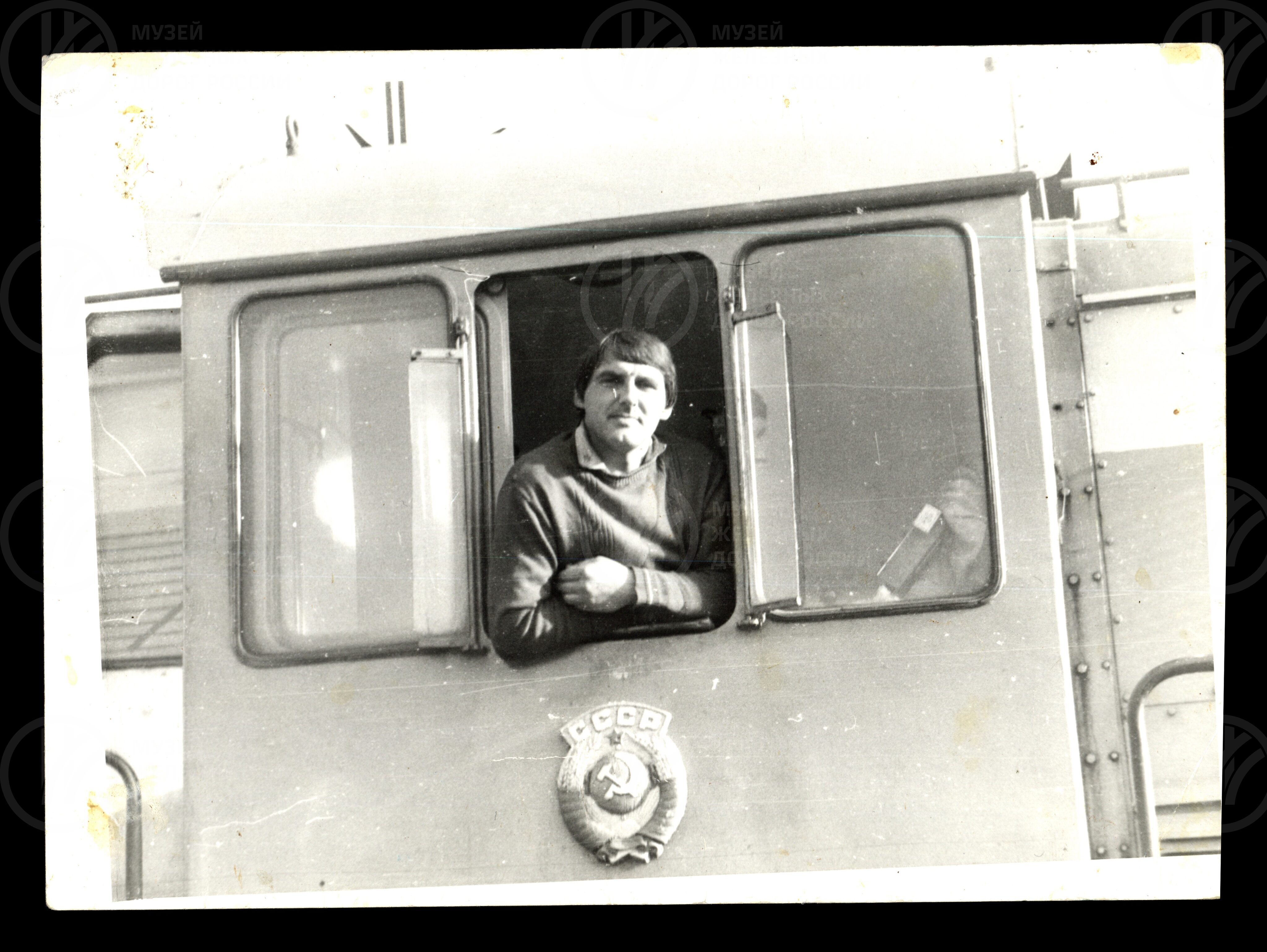 Александр Алексеевич Калинин – машинист маневрового тепловоза в кабине ТЭМ2-5426. Октябрьская железная дорога. 1990-е годы, изображение 1