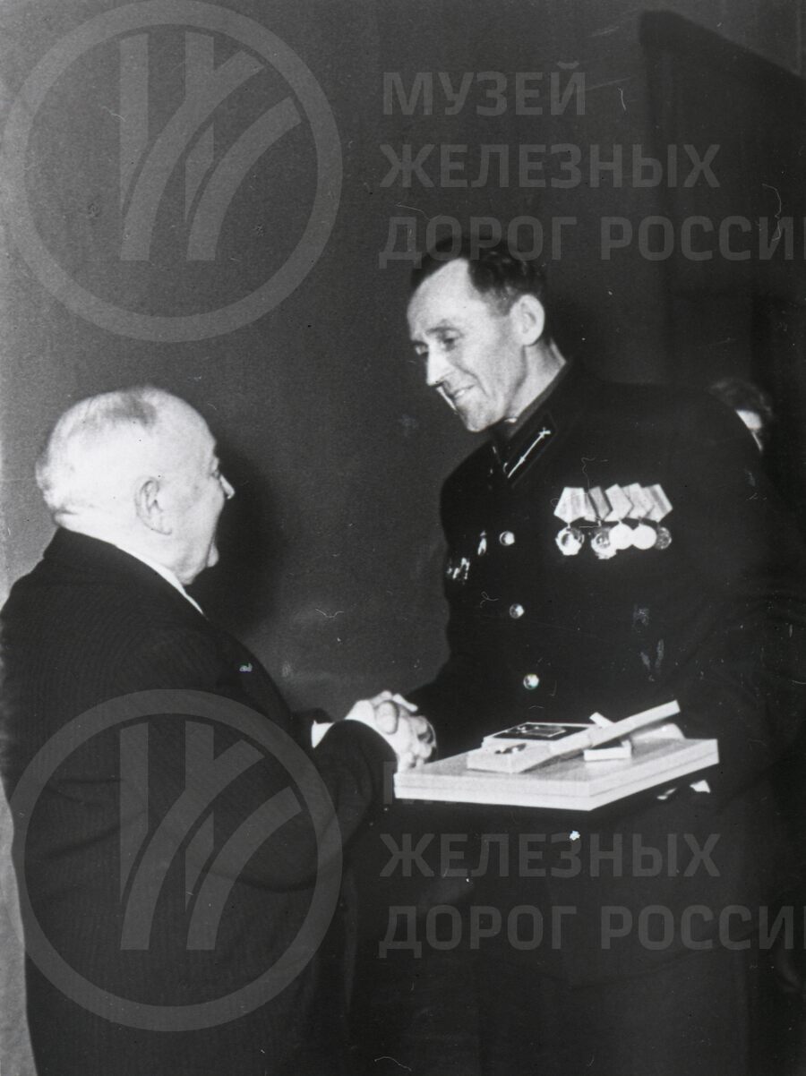 О.В. Куусинен вручает награду Герою Социалистического труда П.Е.Смирнову. 1957 г.