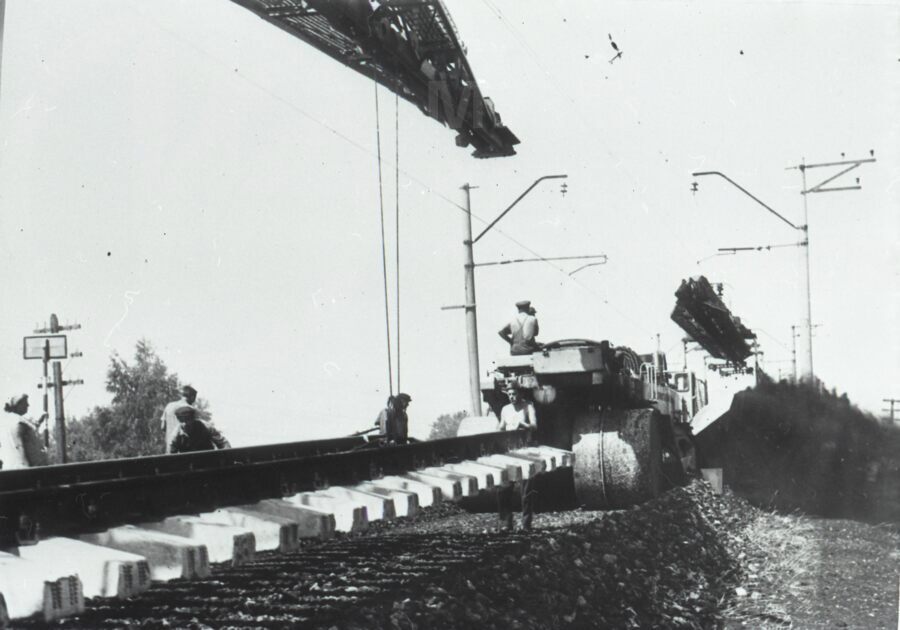 Укладка рельсошпальной решетки с железобетонными шпалами. ОПМС-1. 1974 г.