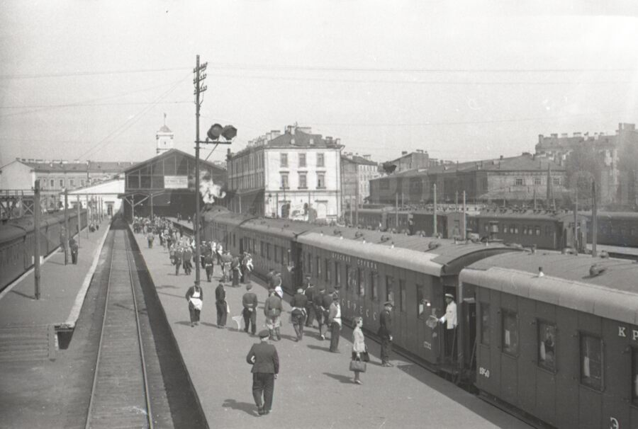 Прибытие фирменного поезда «Красная стрела» в Ленинград. 1930-е гг.