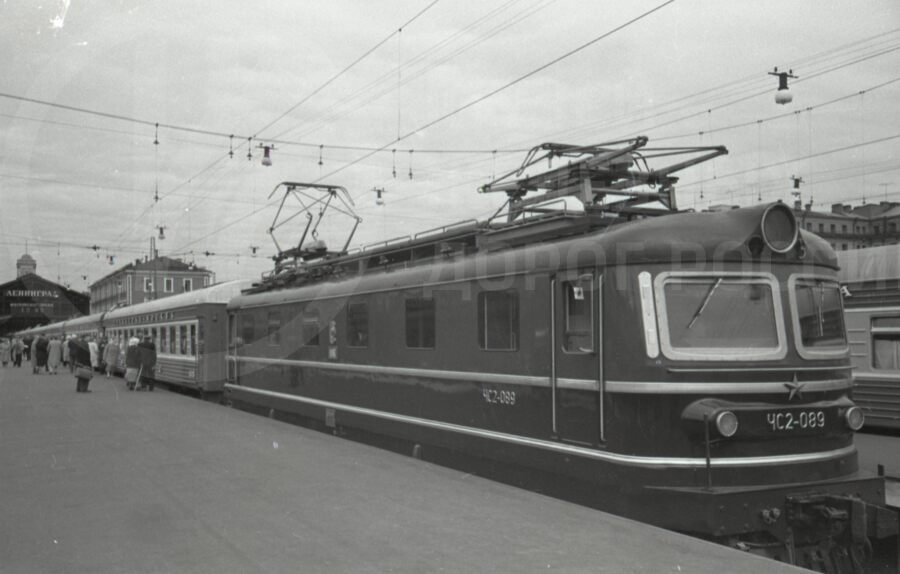 Скоростной поезд №5/6 с электровозом ЧС2. 1963 г.
